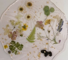 Создание подноса из эпоксидной смолы с сухоцветами «Лесная поляна» Фото 16