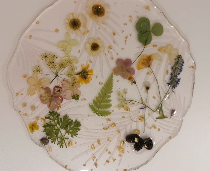 Создание подноса из эпоксидной смолы с сухоцветами «Лесная поляна» Фото 4