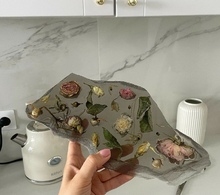 Создание подноса-осколка из эпоксидной смолы с цветами Фото 13